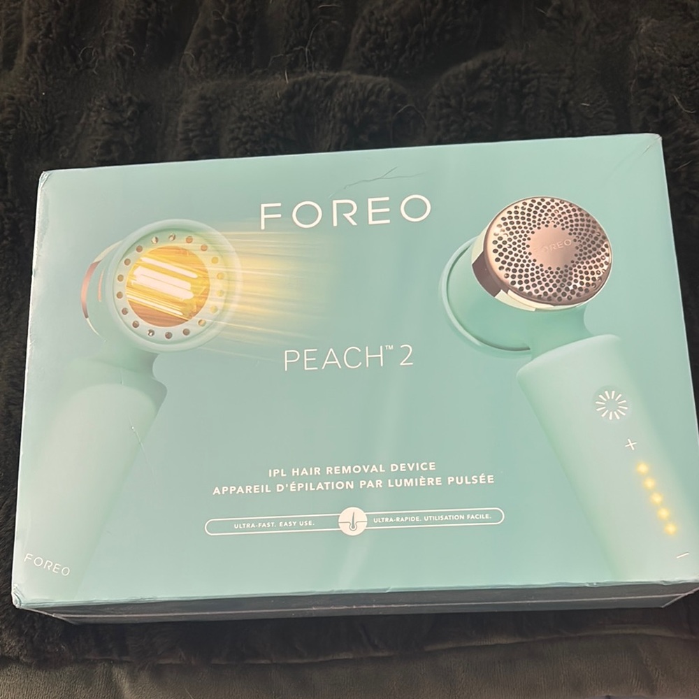 FOREO Peach 2 IPL Device in Light Green